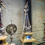 Forma simile ha il reliquiario dedicato a San Tommaso Apostolo (in foto sulla destra). In questo caso il braccio d�argento trecentesco impugna una lancia ed � posto su una base di ottone retta da quattro piedi. Conserva un osso del discepolo di Cristo: una delle prime reliquie giunte in Basilica, nel 1102